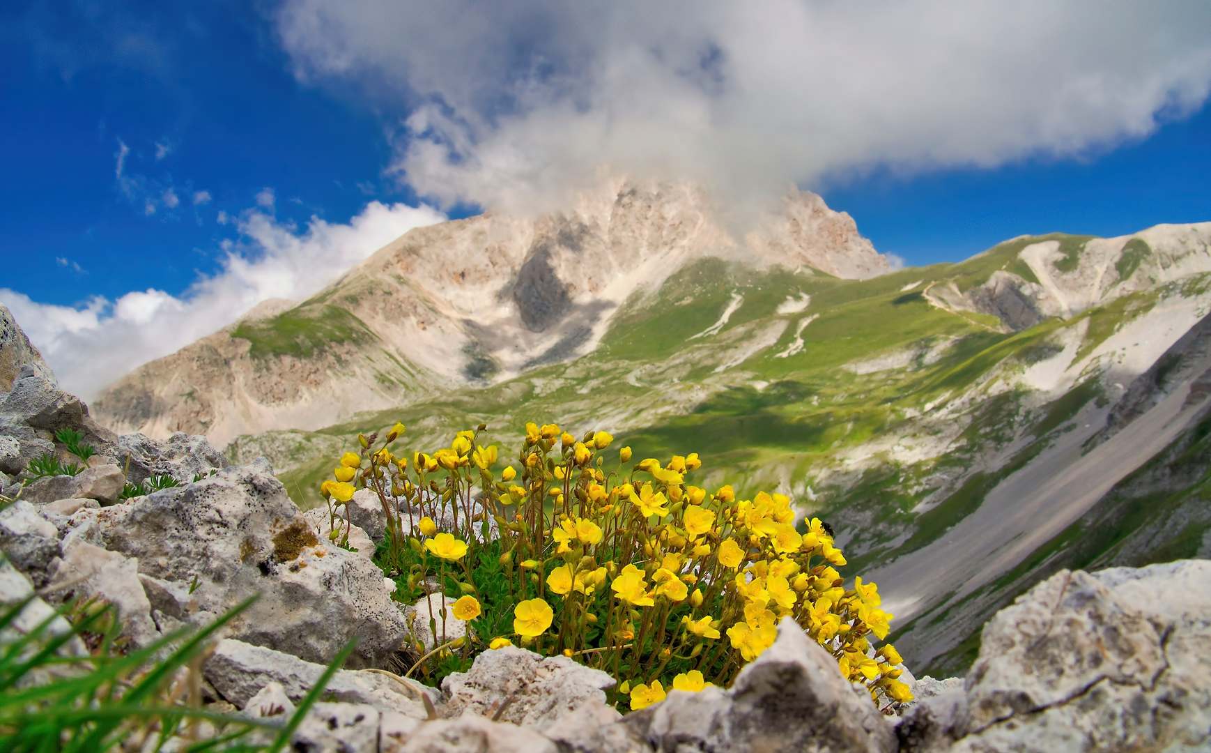 Il Corno Grande visto da appena sotto al Portella