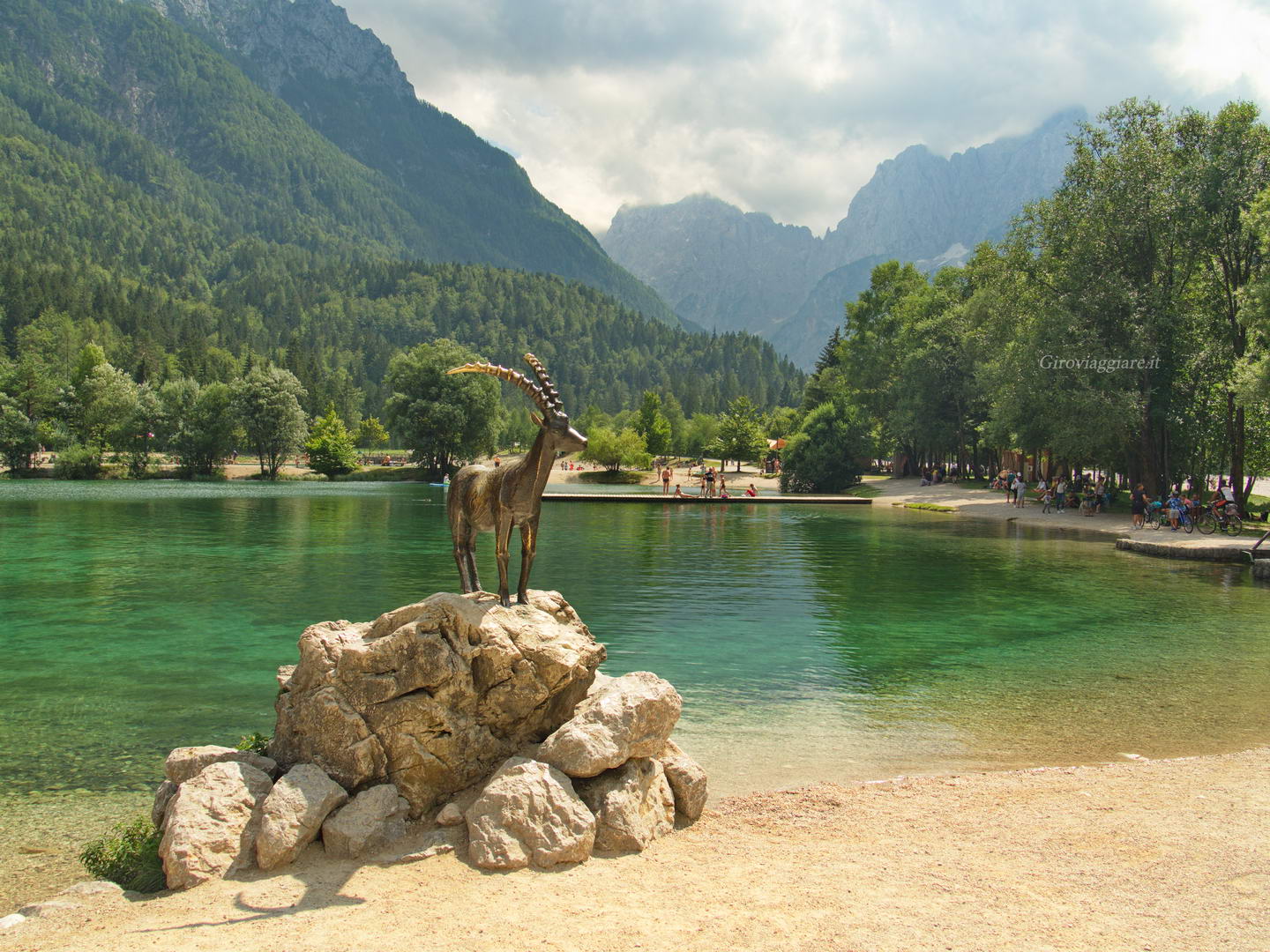 Il bellissimo lago di Jasna in Slovenia Il bellissimo lago di Jasna in Slovenia