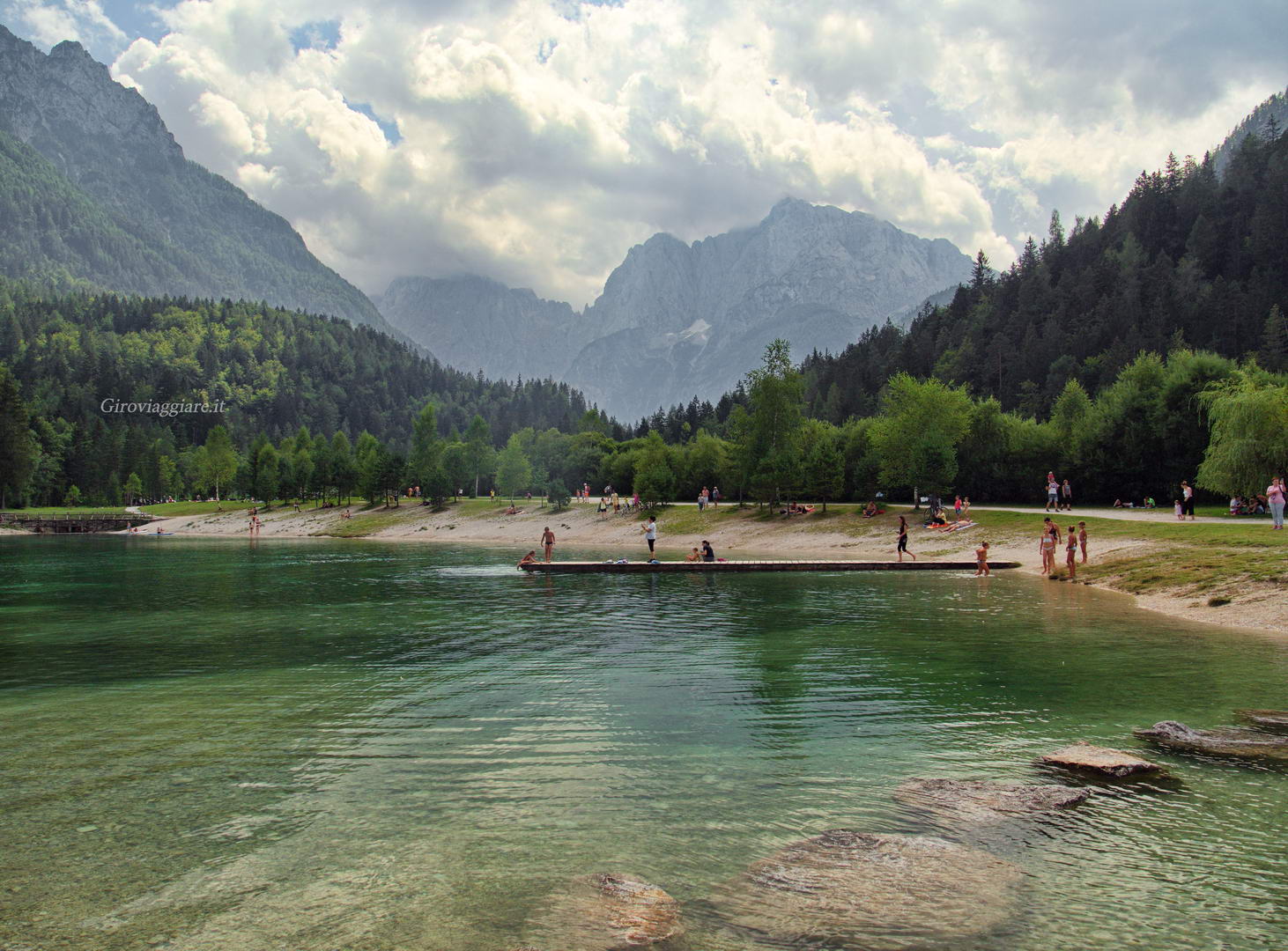 Lago di Jasna, tra bagni e tuffi Lago di Jasna, tra bagni e tuffi