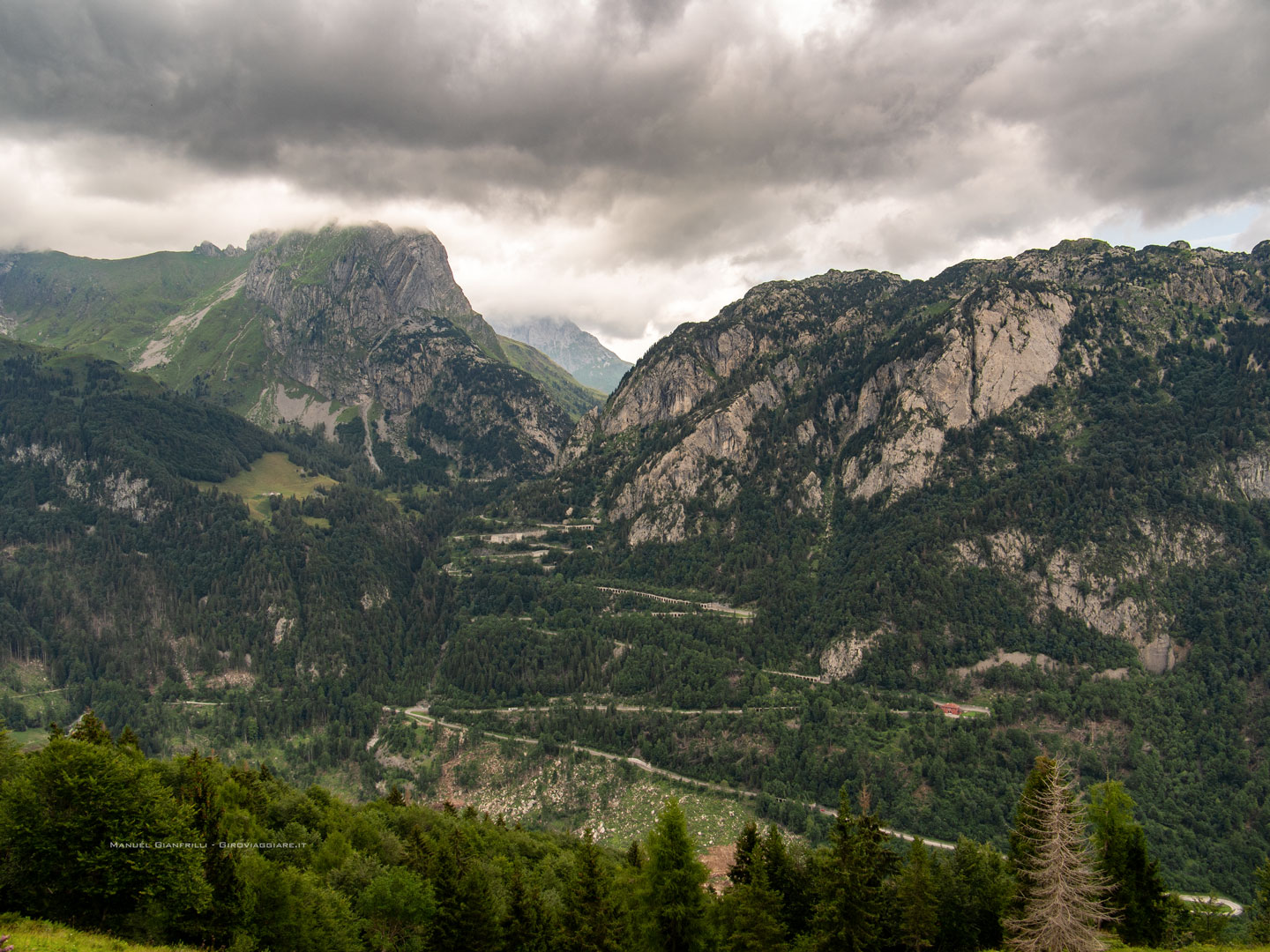 Il Passo di Monte Croce Carnico, con il Pal Piccolo, Freikofel e Pal Grande Il Passo di Monte Croce Carnico, con il Pal Piccolo, Freikofel e Pal Grande