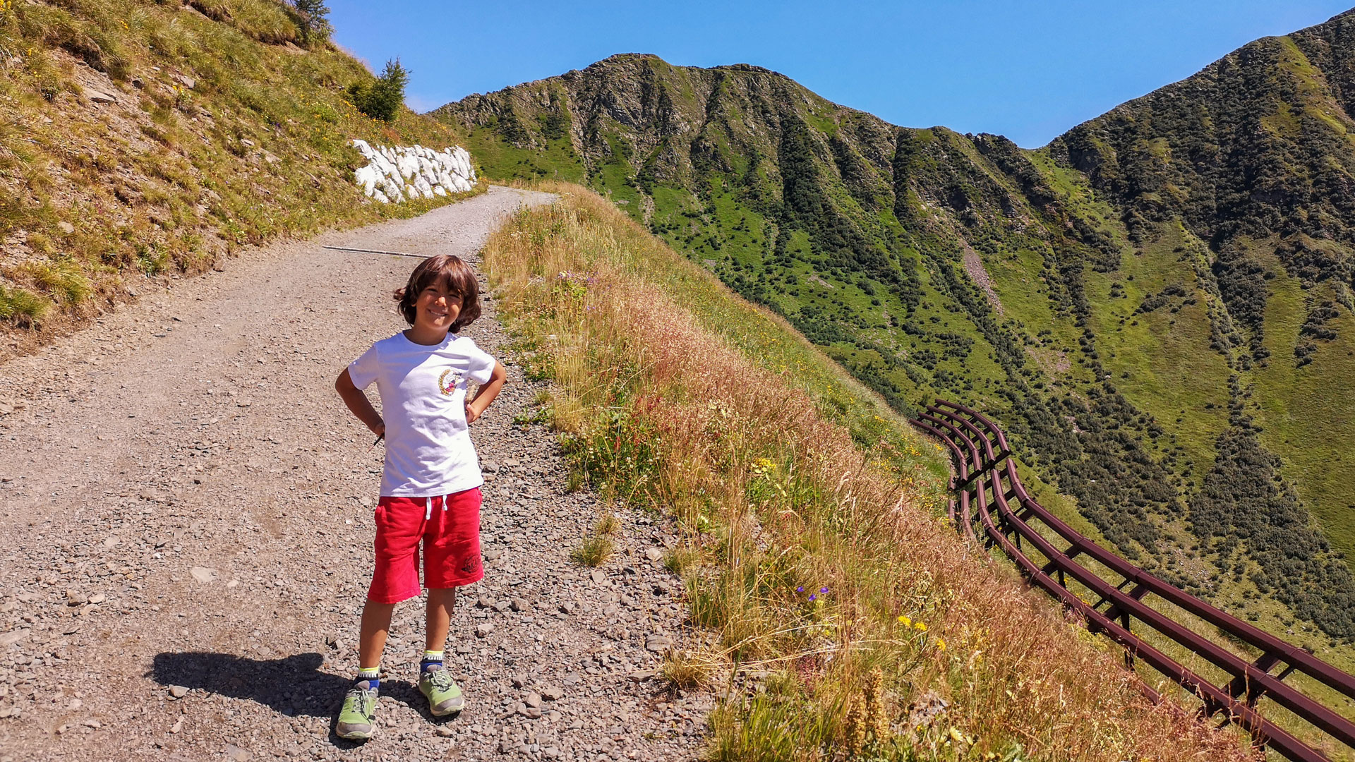 La comoda sterrata che sale al rifugio La comoda sterrata che sale al rifugio