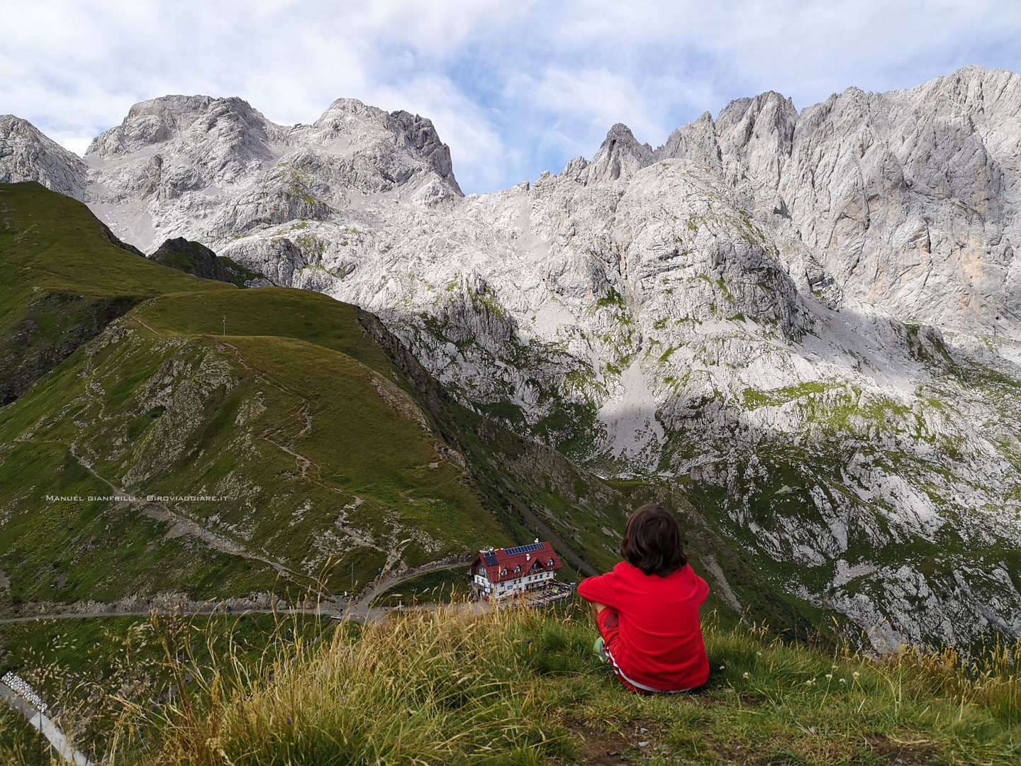 Il rifugio marinelli visto salendo al monte Floriz Il rifugio marinelli visto salendo al monte Floriz
