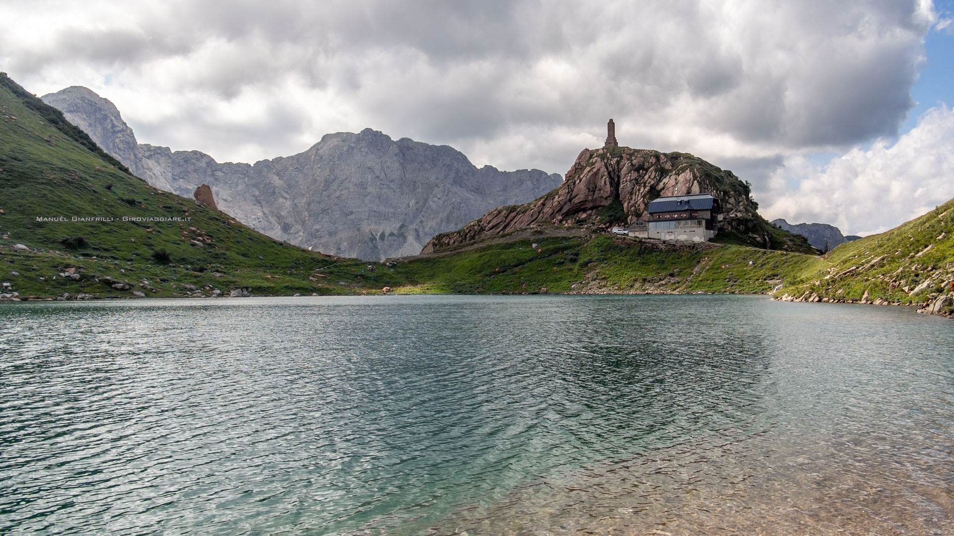 Il rifugio austriaco sulla sponda opposta del lago Il rifugio austriaco sulla sponda opposta del lago
