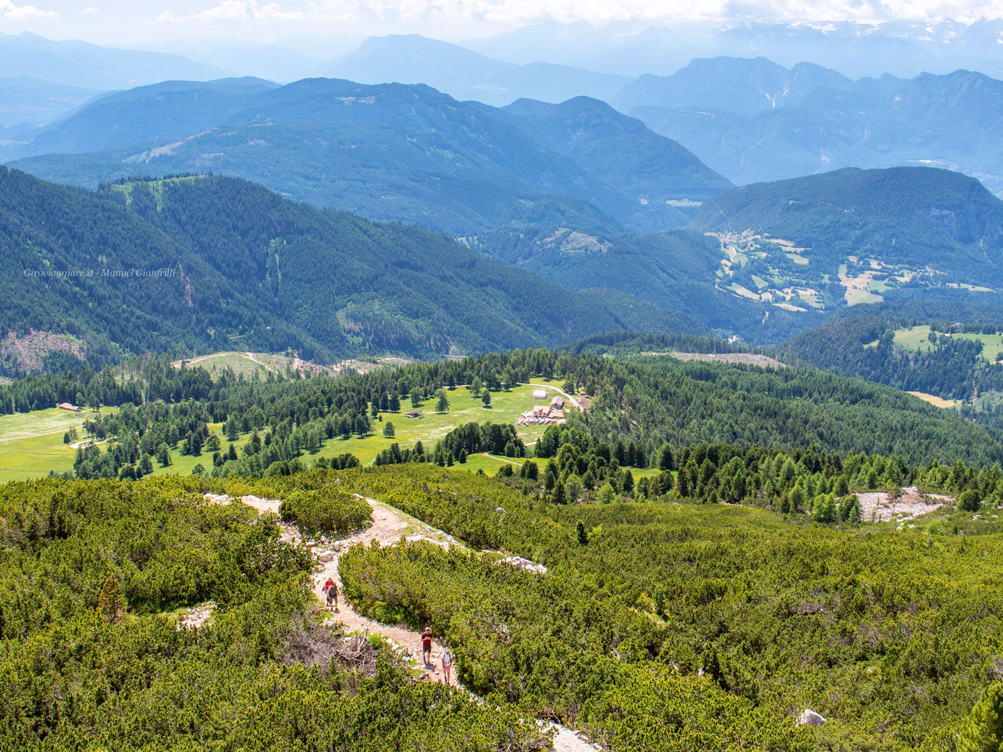 La malga Gurndin vista dal Corno Bianco La malga Gurndin vista dal Corno Bianco