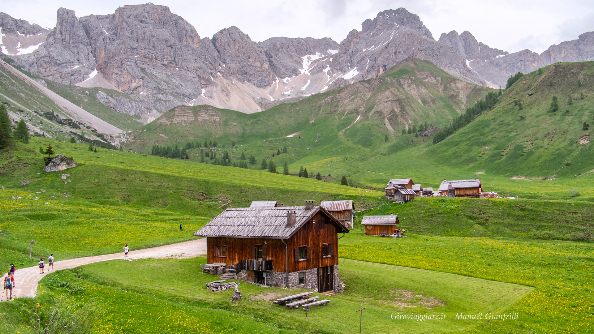 Il rifugio Fuciade in fondo alla valle Il rifugio Fuciade in fondo alla valle