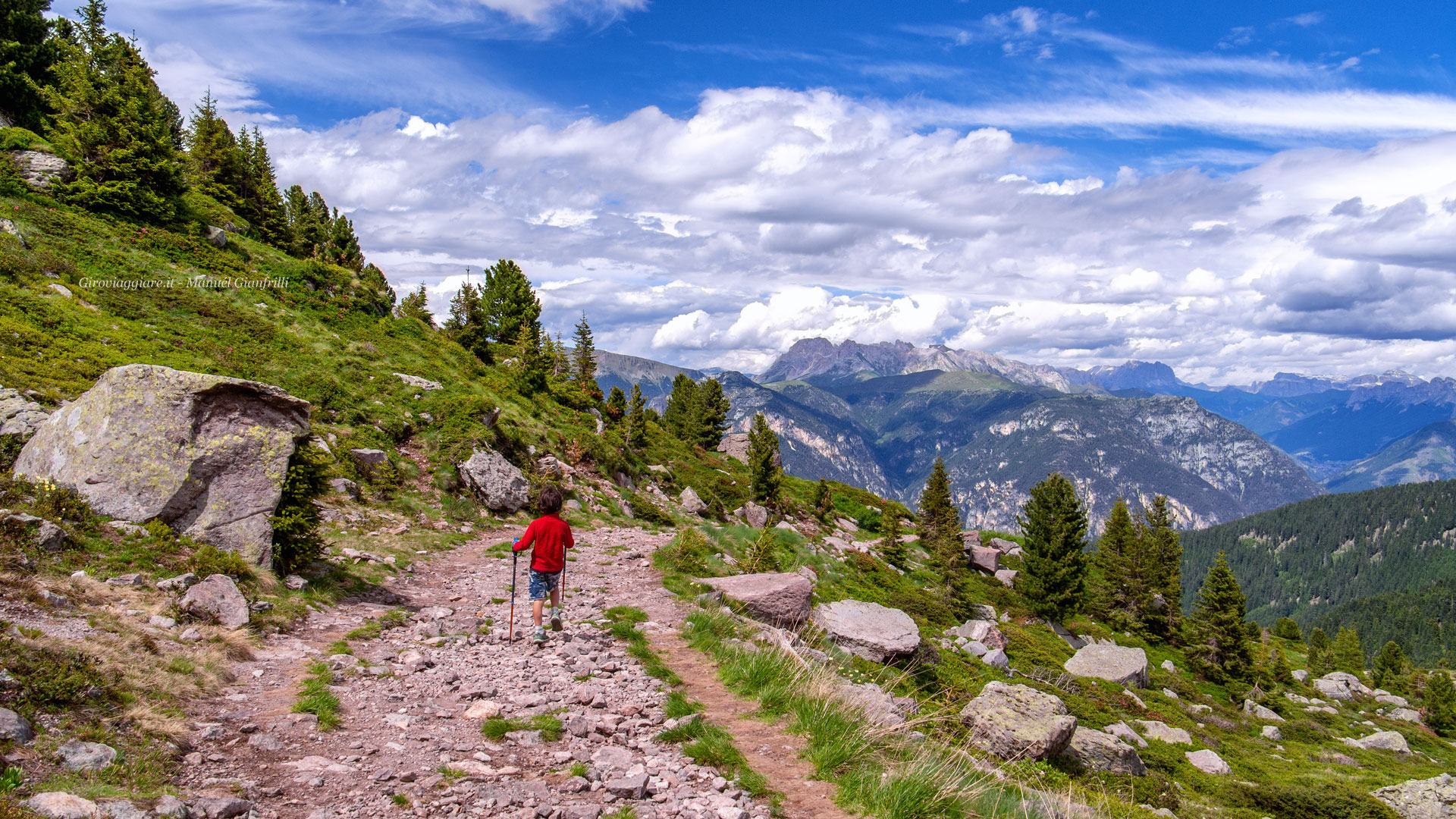Il sentiero per i laghi, scendendo verso l'alpe cermis Il sentiero per i laghi, scendendo verso l'alpe cermis