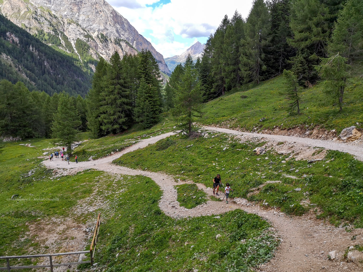 Il sentiero che sale al rifugio Contrin Il sentiero che sale al rifugio Contrin