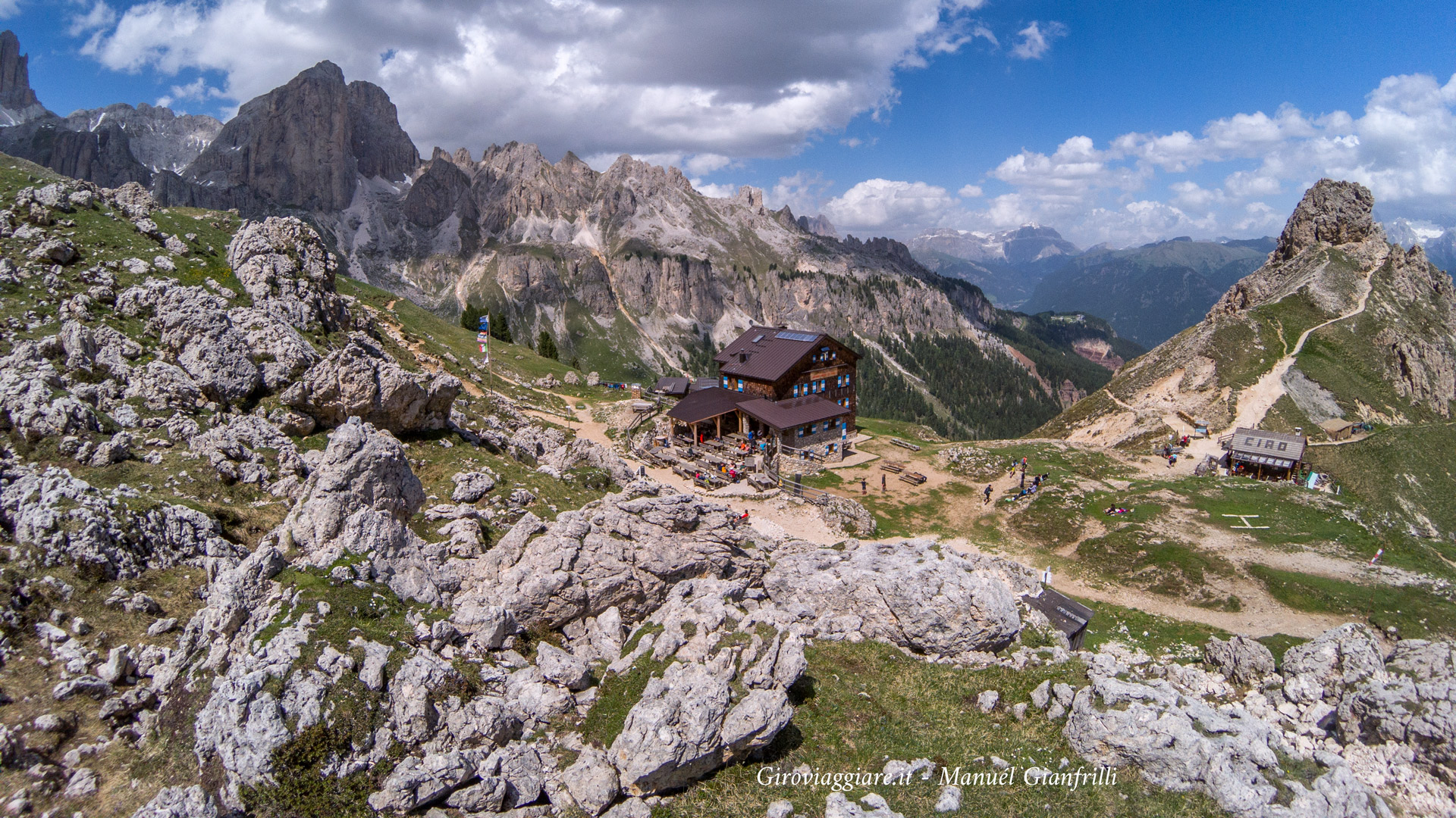 Il rifugio Roda di Vael Il rifugio Roda di Vael