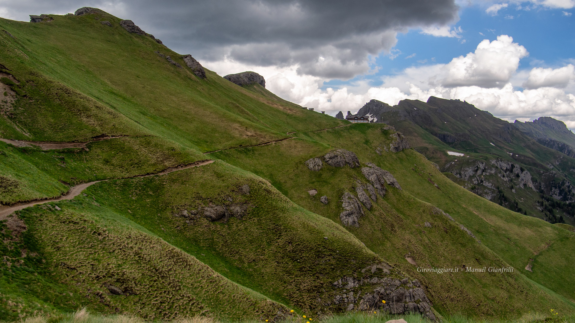 ll rifugio appare all'improvviso all'orizzonte. ll rifugio appare all'improvviso all'orizzonte.