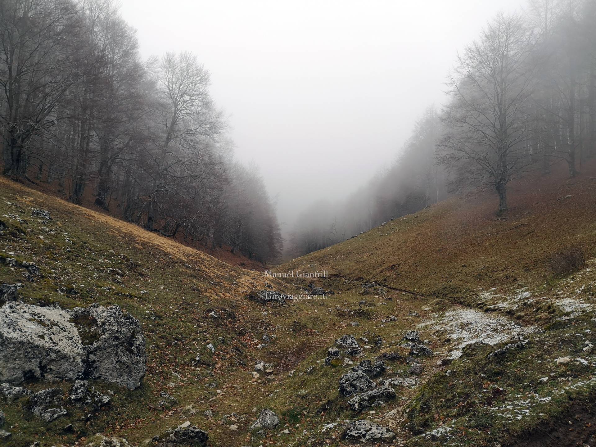 Il sentiero comincia a scendere verso la piana di camposecco Il sentiero comincia a scendere verso la piana di camposecco