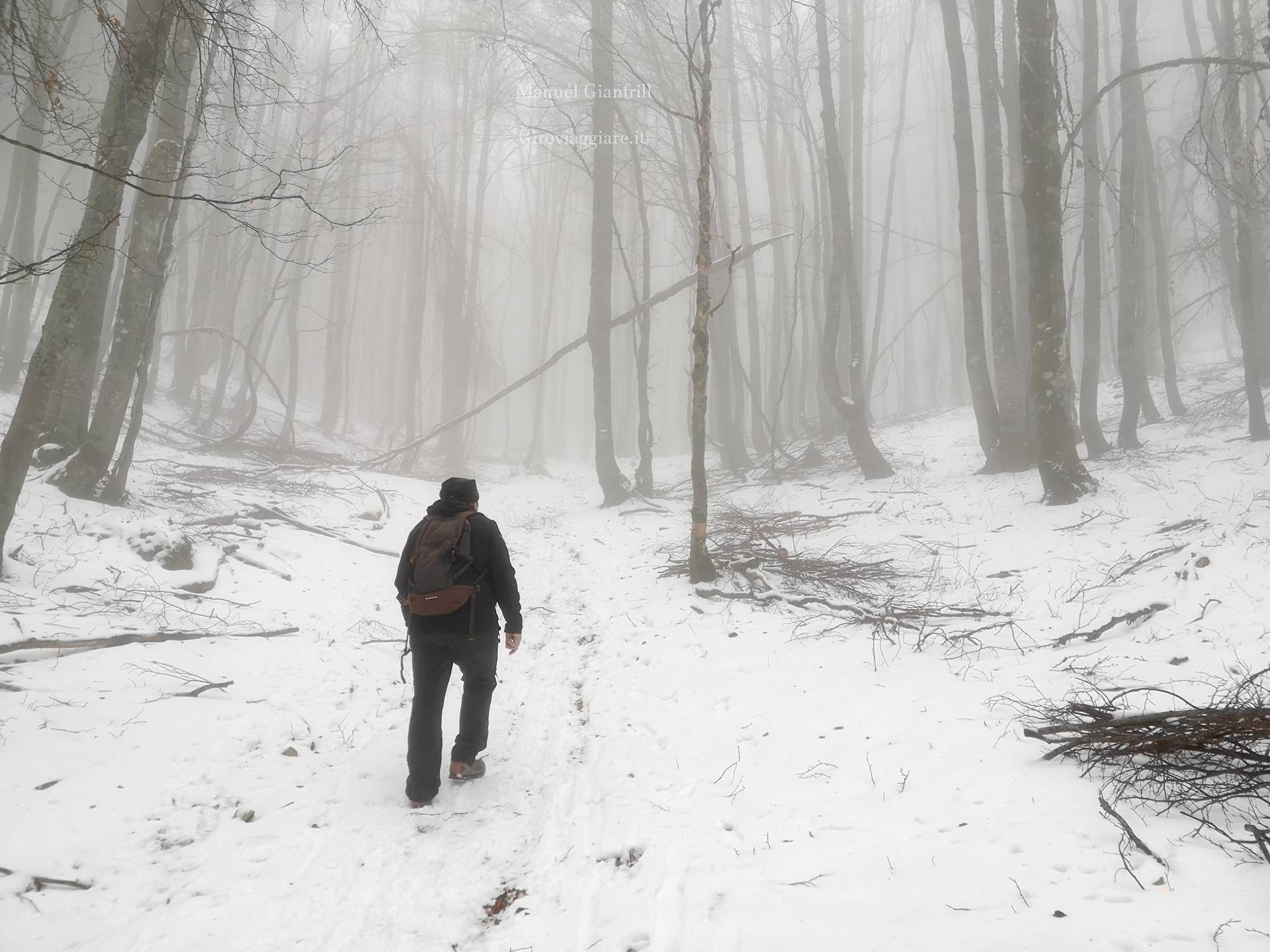 Gianluca fa da staffetta tra neve e nebbia Gianluca fa da staffetta tra neve e nebbia