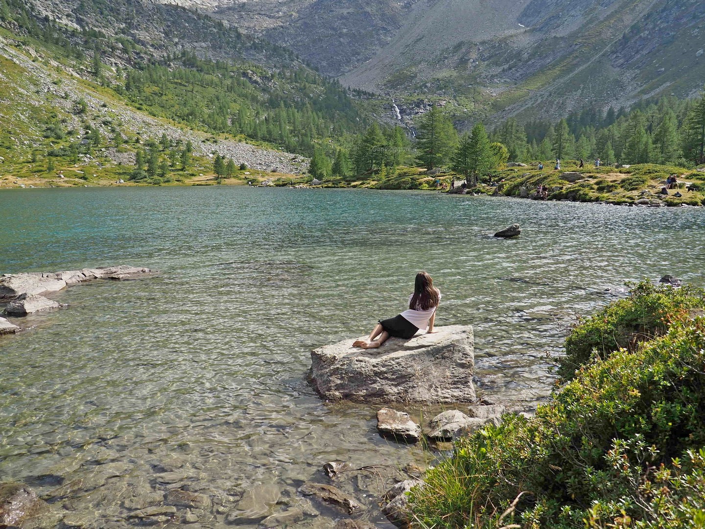 Stendetevi sui prati attorno al lago e godetevi la giornata Stendetevi sui prati attorno al lago e godetevi la giornata
