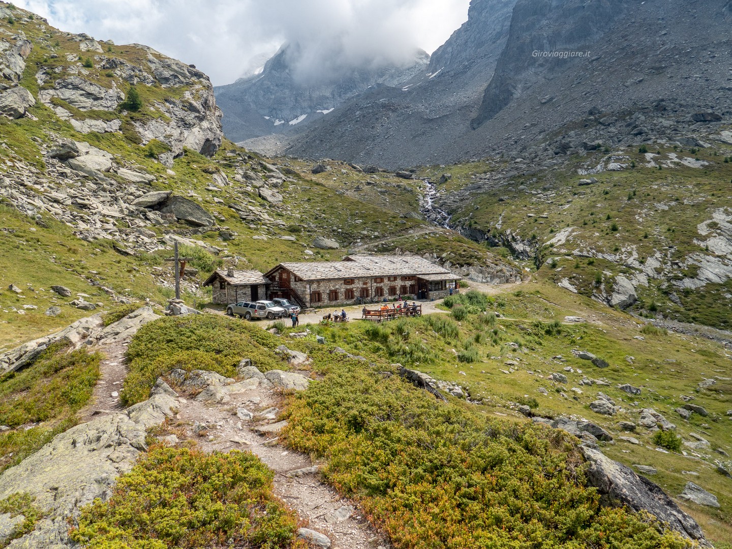 Lo chalet visto dalla croce poco oltre Lo chalet visto dalla croce poco oltre