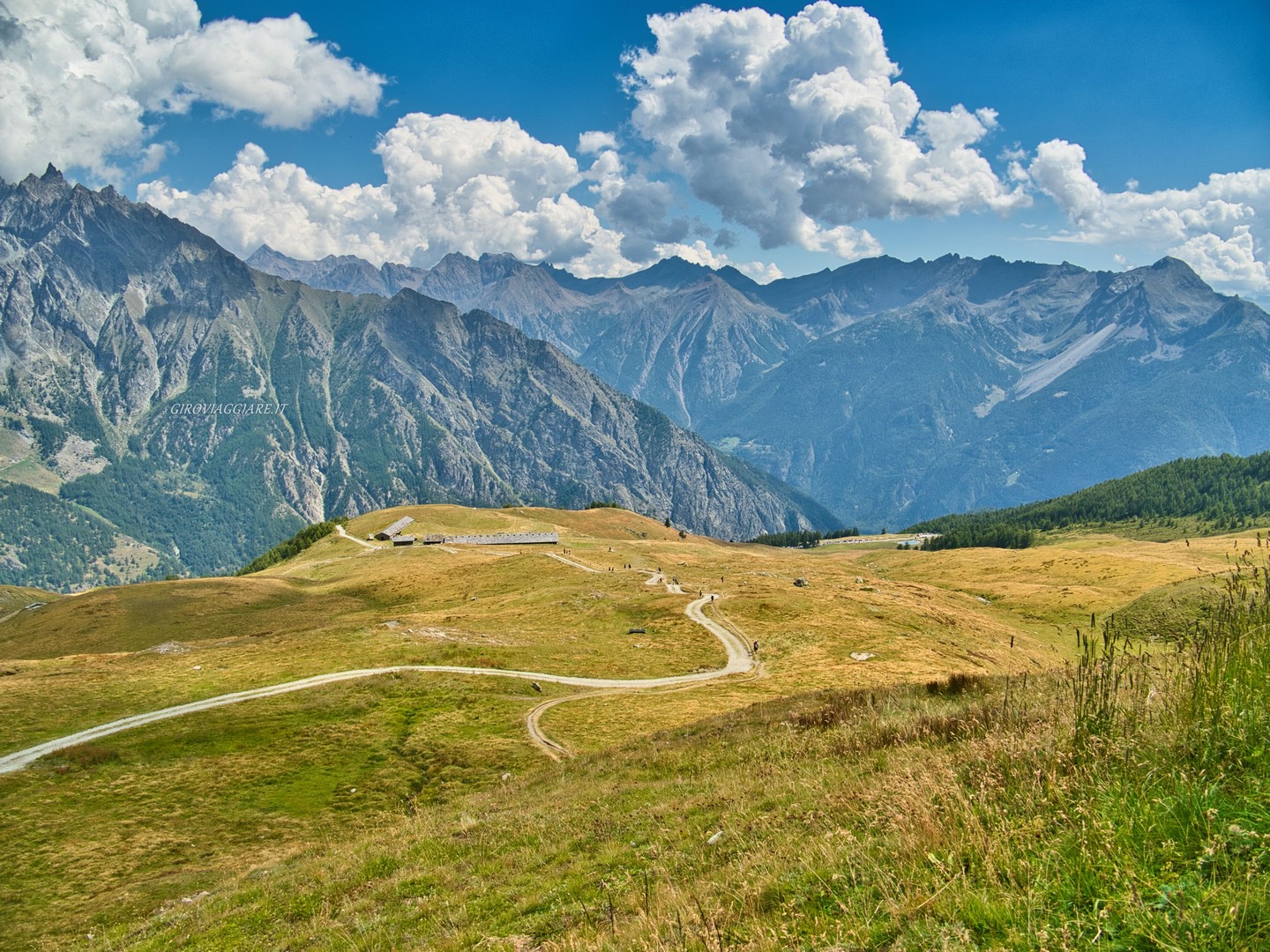 Tza de Champillon vista dal rifugio. Tza de Champillon vista dal rifugio.