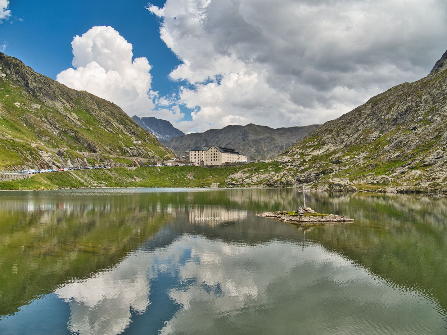 Il lago con i suoi riflessi e sullo sfondo il museo dell'ospizio Il lago con i suoi riflessi e sullo sfondo il museo dell'ospizio