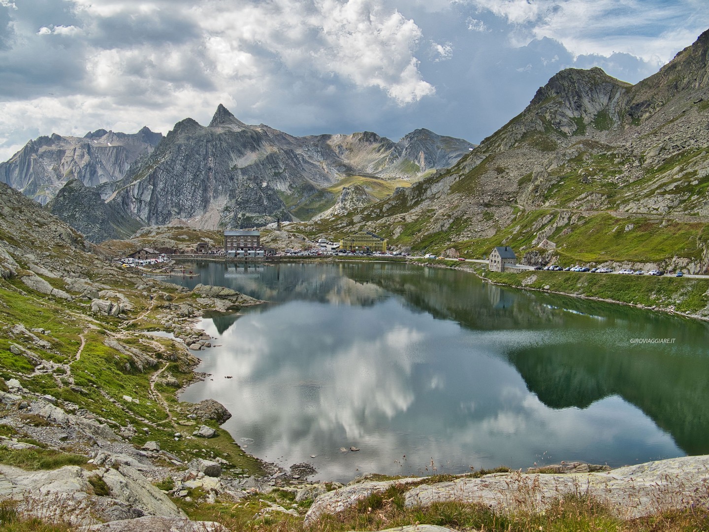 Il passo del gran San Bernardo visto dalla sponda verso la Svizzera Il passo del gran San Bernardo visto dalla sponda verso la Svizzera