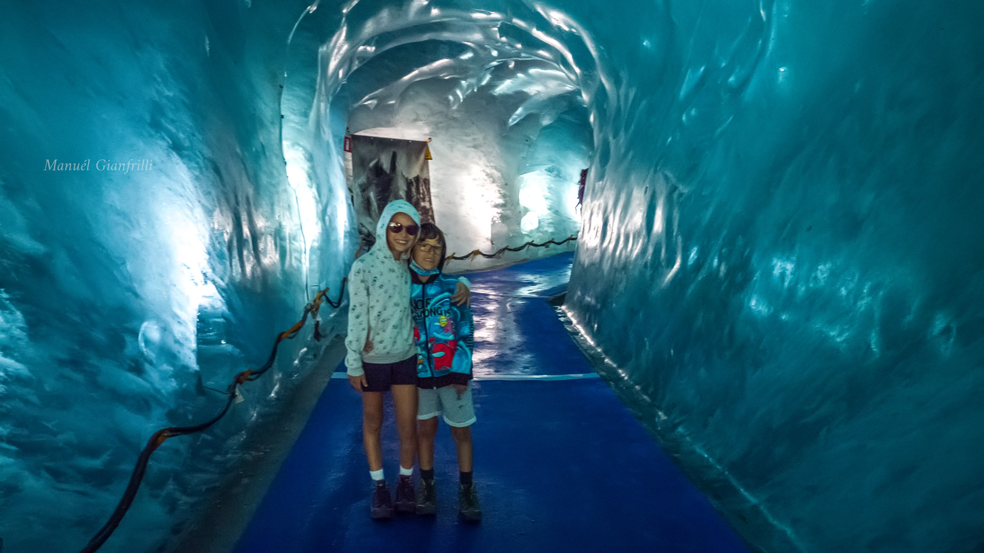 L'interno della grotta di ghiaccio L'interno della grotta di ghiaccio