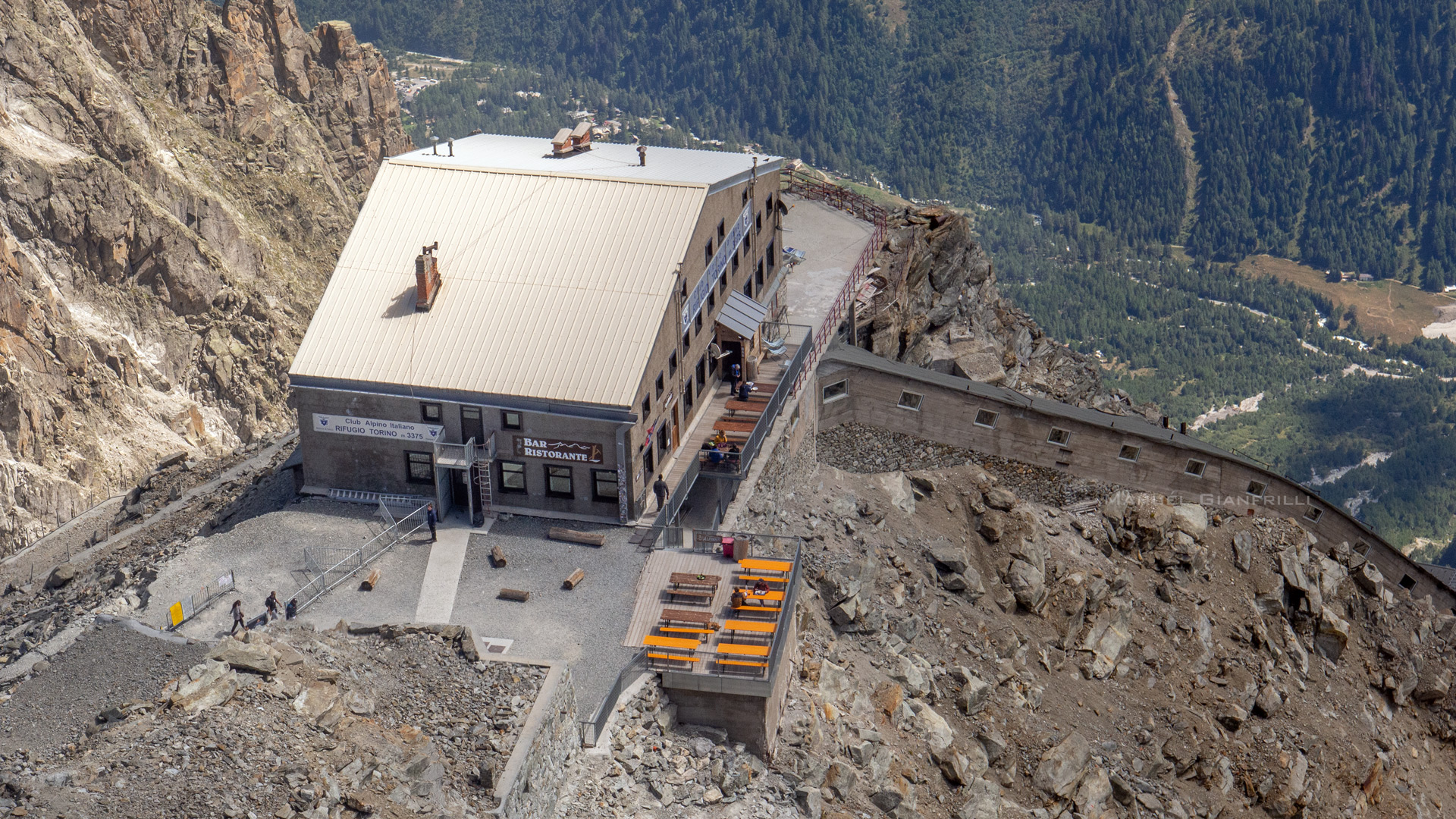 Il rifugio Torino Il rifugio Torino