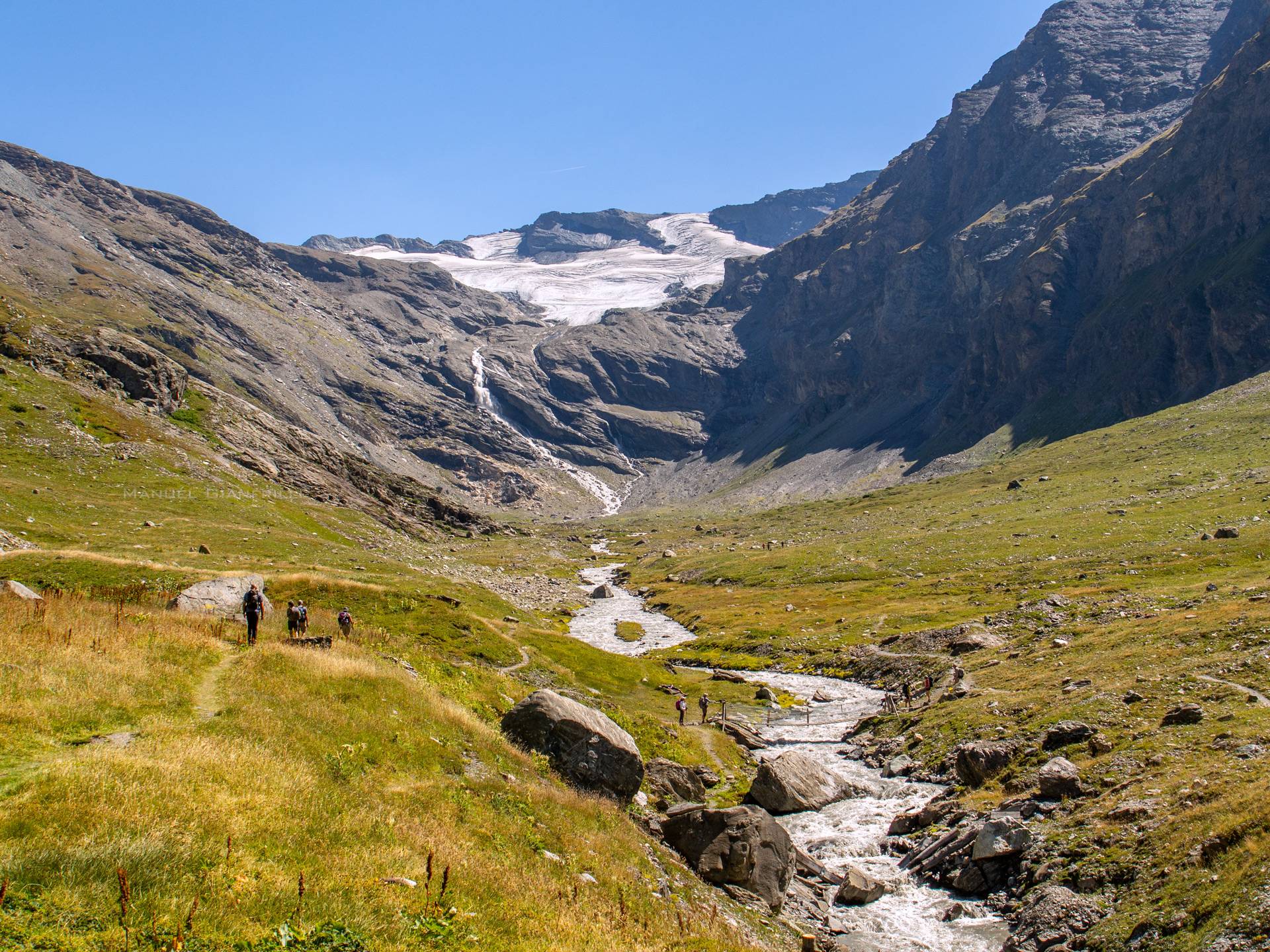 L'imponente ghiacciaio di fronte al rifugio L'imponente ghiacciaio di fronte al rifugio