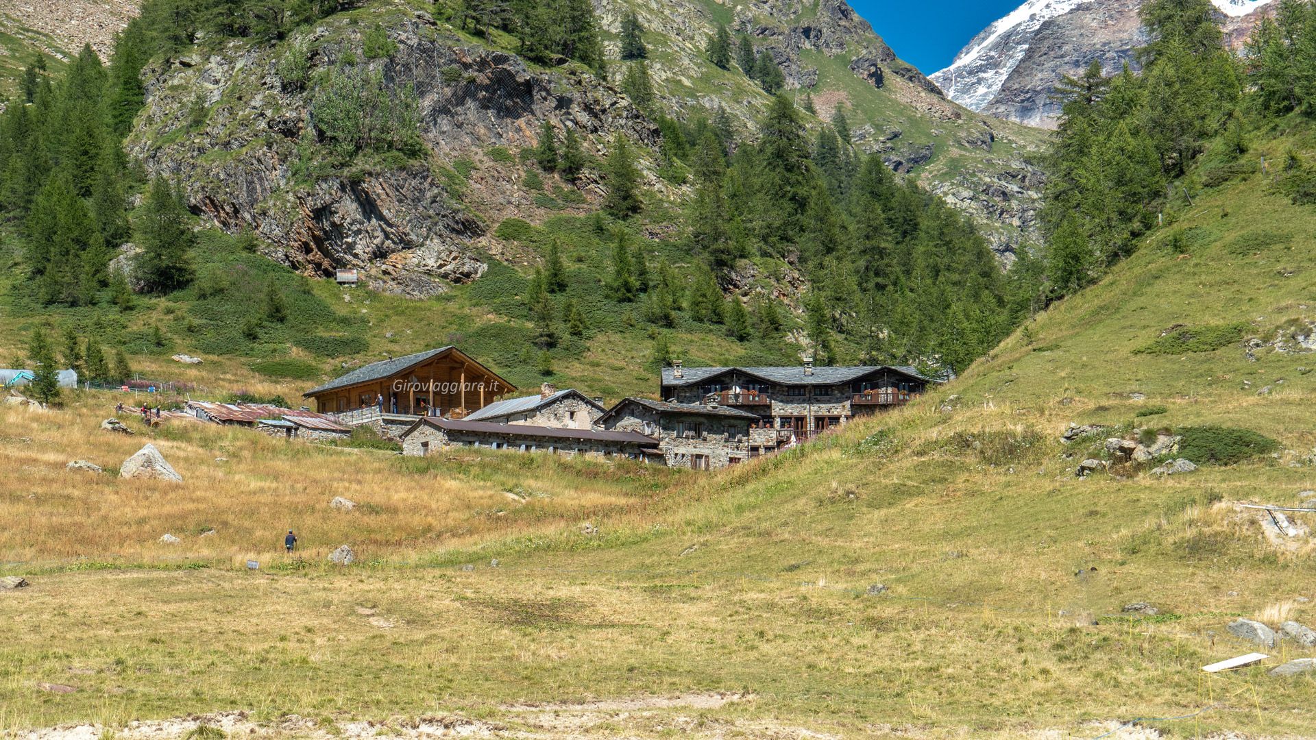 Il rifugio Prarayer visto dalle sponde del lago di places de Moulin Il rifugio Prarayer visto dalle sponde del lago di places de Moulin