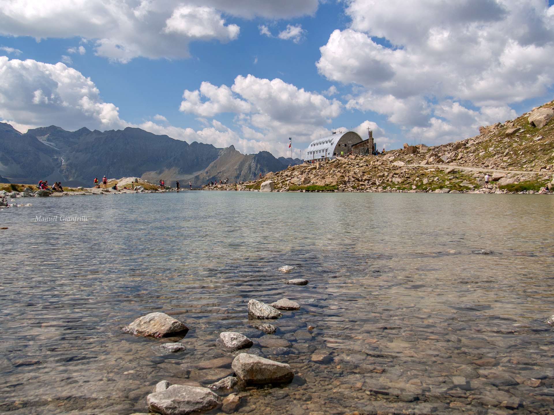 Il rifugio Vittorio Emanuele II visto dal laghetto Moncorvé Il rifugio Vittorio Emanuele II visto dal laghetto Moncorvé