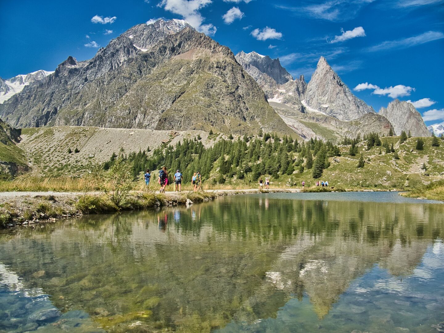 Uno dei tanti specchi d'acqua lungo il percorso. Uno dei tanti specchi d'acqua lungo il percorso.
