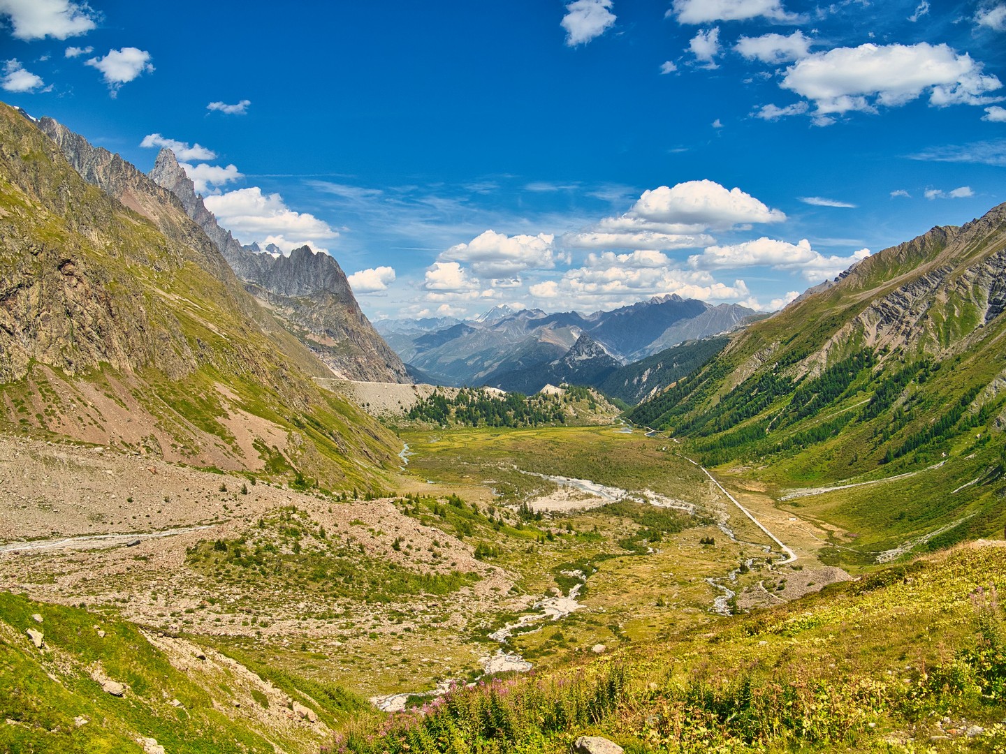 La vista da sotto al rifugio lungo la valle. La vista da sotto al rifugio lungo la valle.