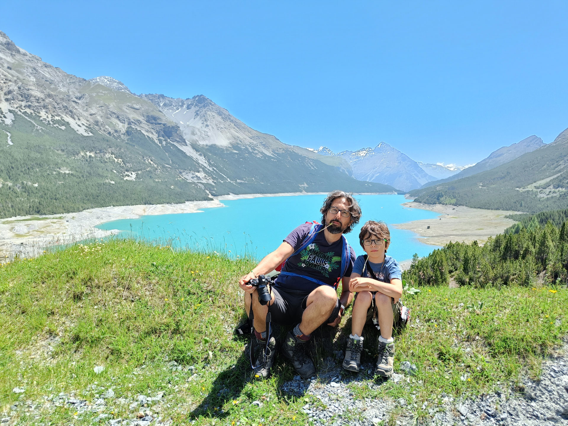 Papà e figlio con il lago di Cancano alle spalle Papà e figlio con il lago di Cancano alle spalle