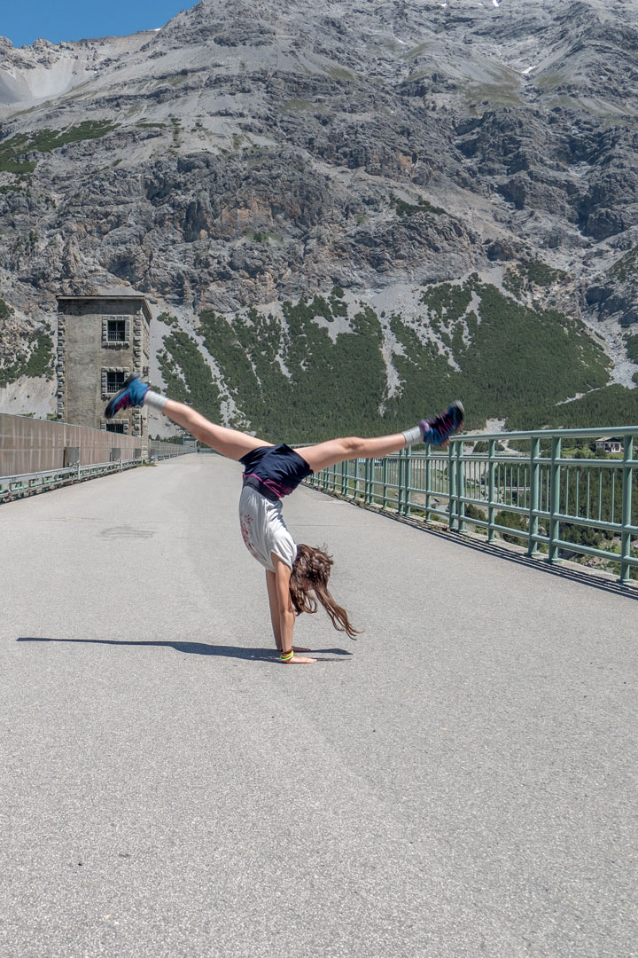 Si passa sopra la diga per raggiungere l'altra sponda ed il rifugio Fraele Si passa sopra la diga per raggiungere l'altra sponda ed il rifugio Fraele