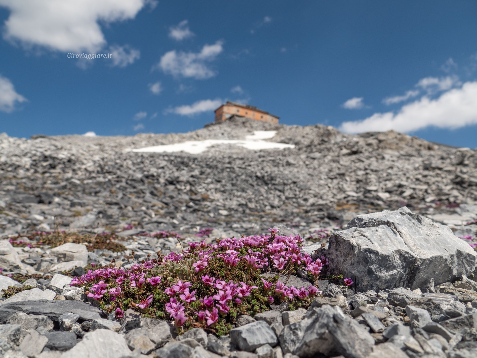 Un vecchio rifugio abbandonato Un vecchio rifugio abbandonato