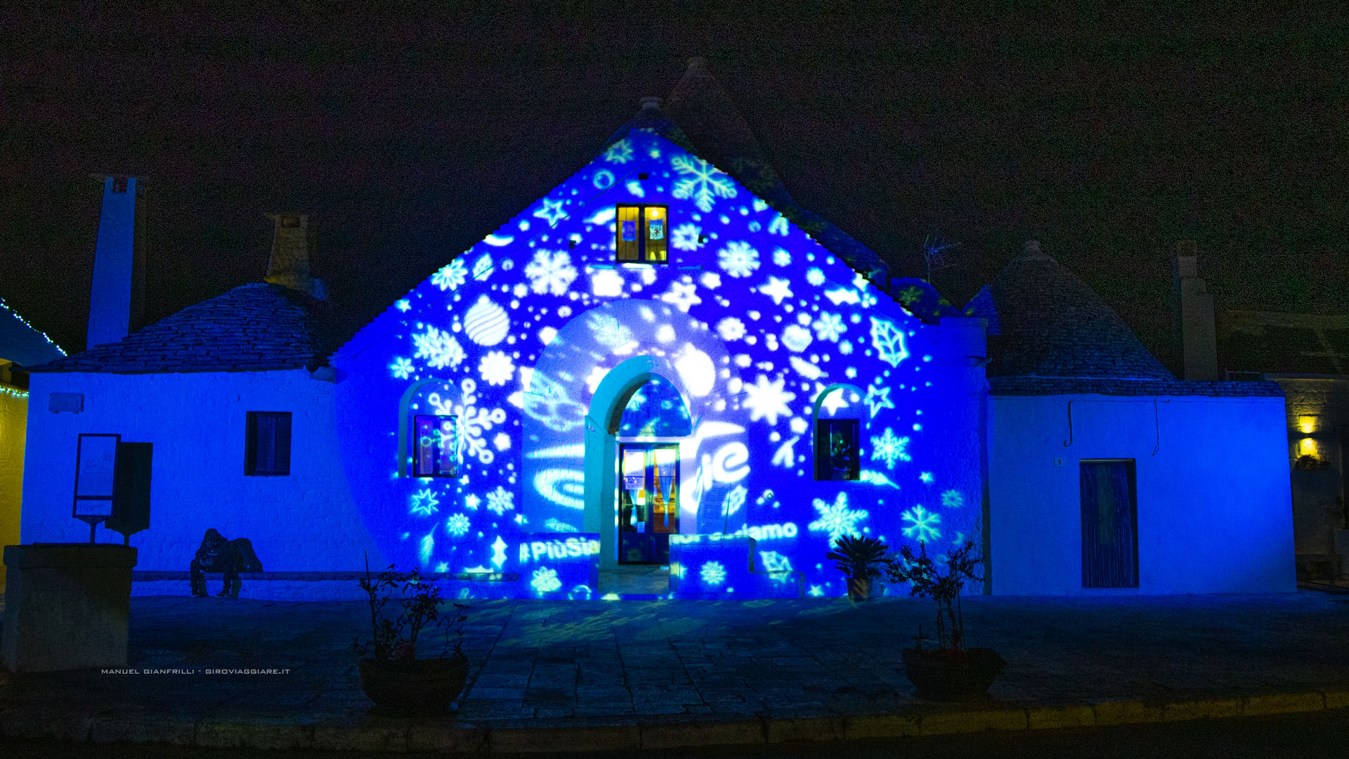 Il trullo sovrano illuminato per le festività Il trullo sovrano illuminato per le festività
