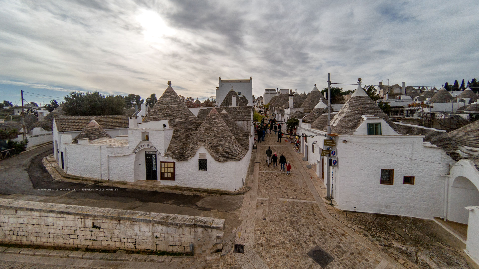 I trulli visti dalla terrazza di un negozio I trulli visti dalla terrazza di un negozio
