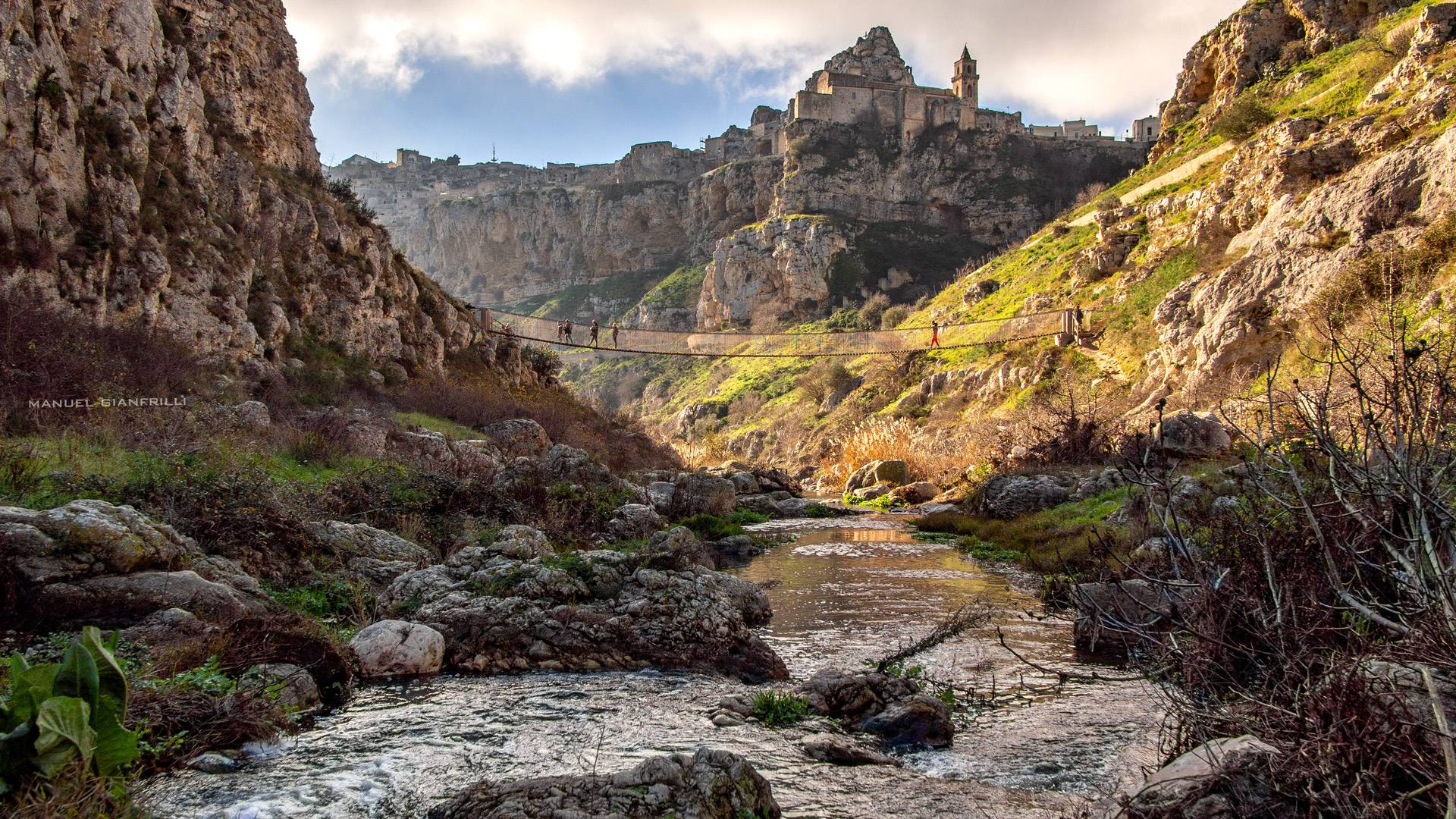 Il canyon sotto matera con il ponte tibetano Il canyon sotto matera con il ponte tibetano