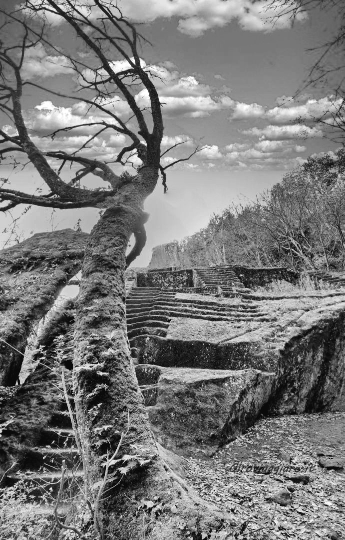 La piramide etrusca di Bomarzo La piramide etrusca di Bomarzo