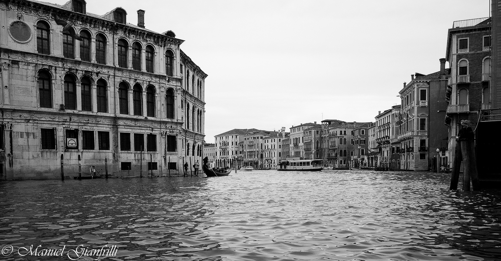 Canal Grande - Sotto il ponte di Rialto P1033546
