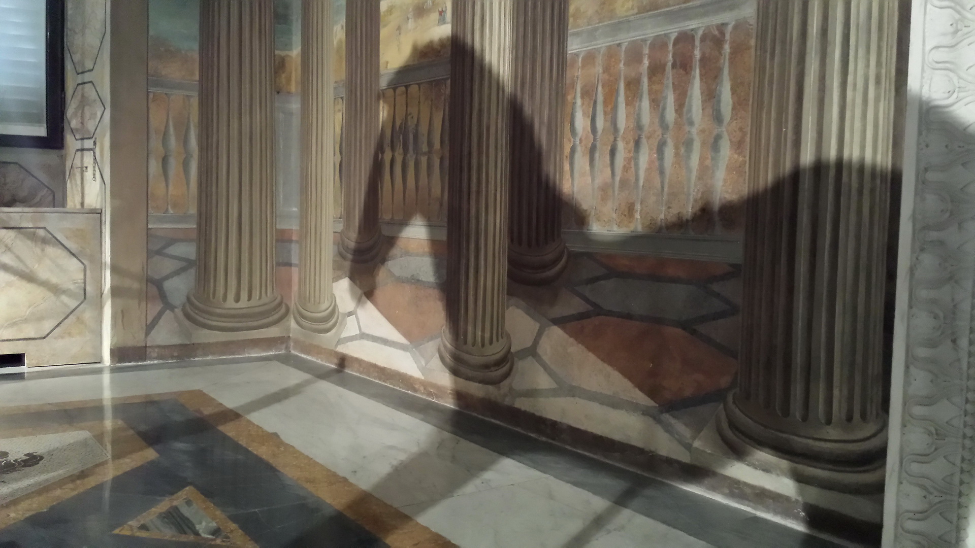 L'ombra di una statua nel casino dei principi L'ombra di una statua nel casino dei principi
