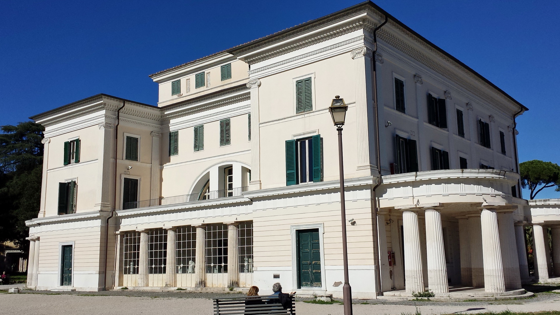 Villa Torlonia vista dai giardini Villa Torlonia vista dai giardini